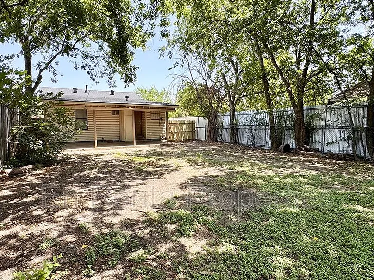 525 W Hammond St — Photo 24
