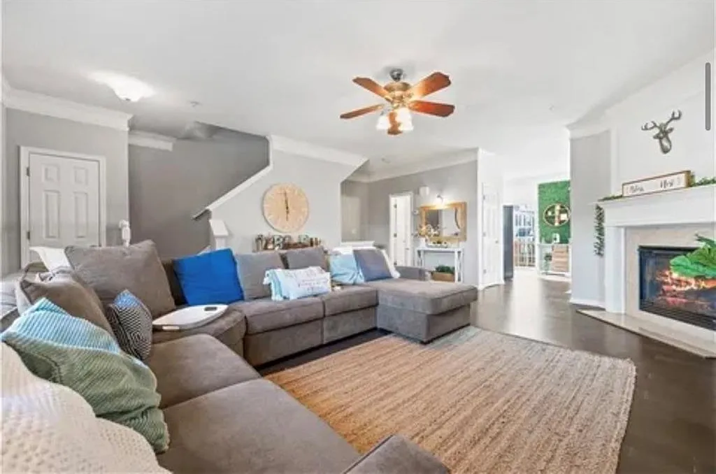 4 bed, 2.5 bath, 1870 sqft, $2,200 — Photo 4
