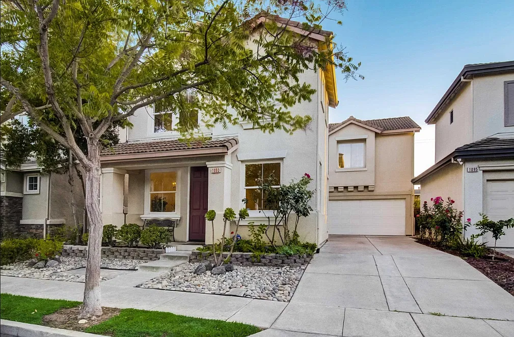 4 bed, 2.5 bath, 2018 sqft, $4,200 — Photo 4