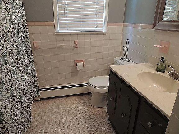 4th image of 4 Roberts Ln