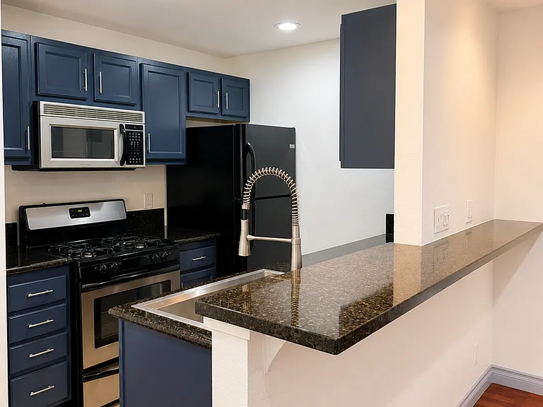 NoHo Liv Apartments — Photo 12