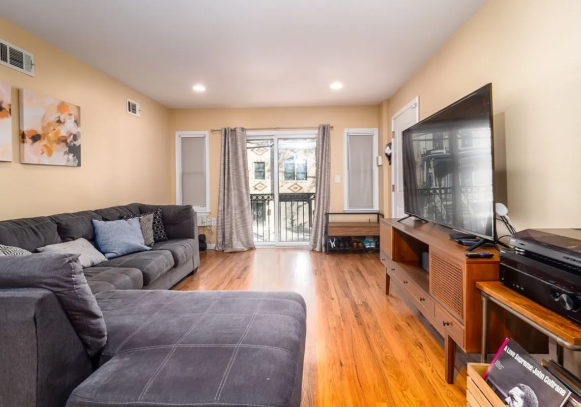 43 Manhattan Ave — Photo 2