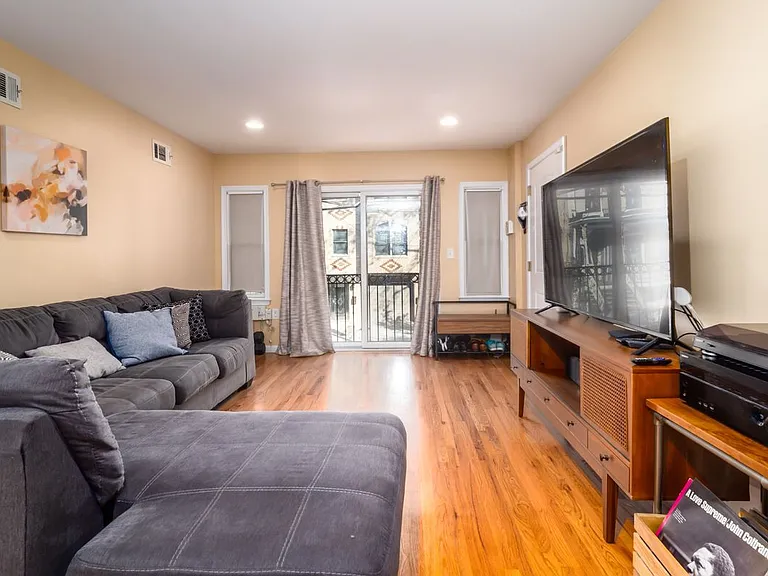 43 Manhattan Ave — Photo 2
