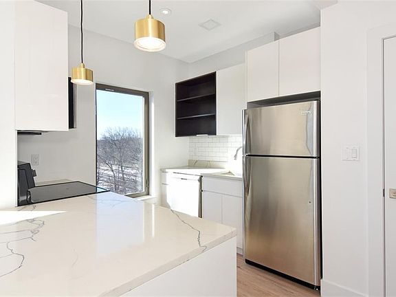 2nd image of 525 N Macquesten Pkwy Unit 5C