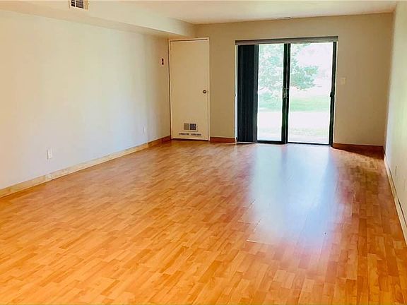 2nd image of 4 Pinebrook Pl