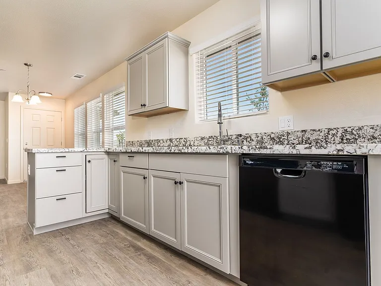 2467 Oakmont Cir — Photo 3