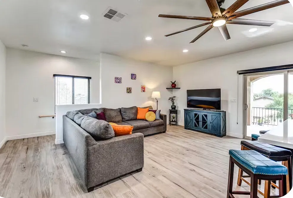 2 bed, 974 sqft, $2,400 — Photo 1