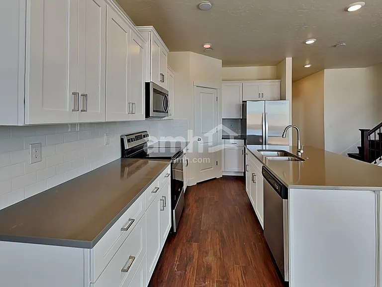 1389 E Ludlow Dr — Photo 3