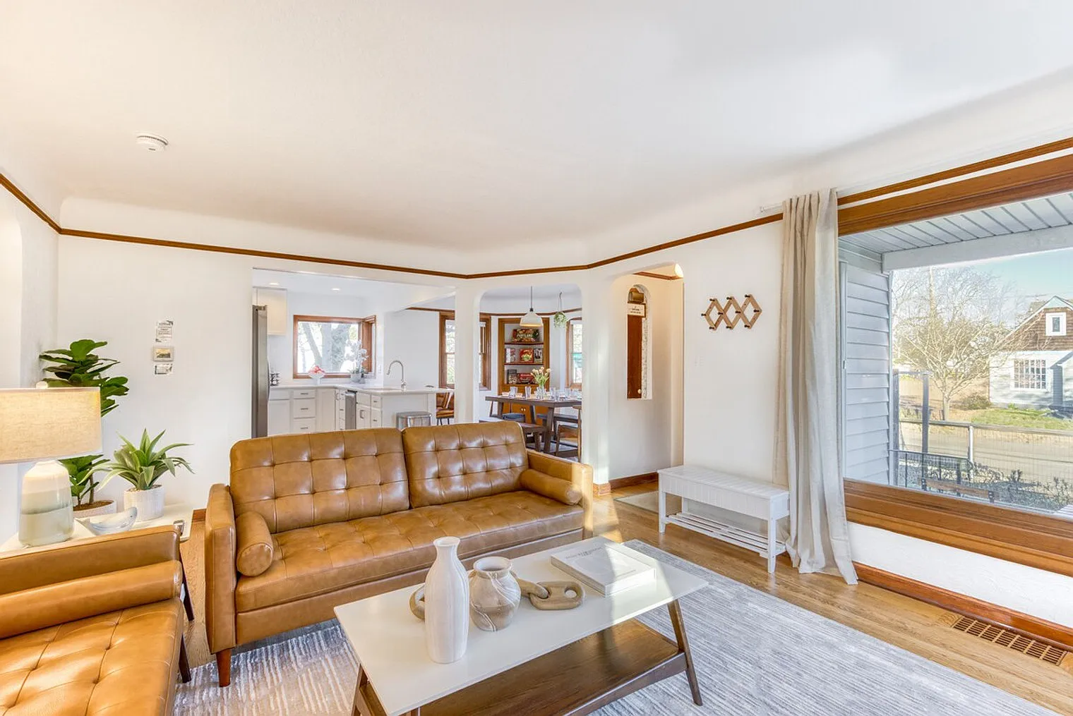 5 bed, 2.0 bath, 2389 sqft, $8,759 — Photo 4