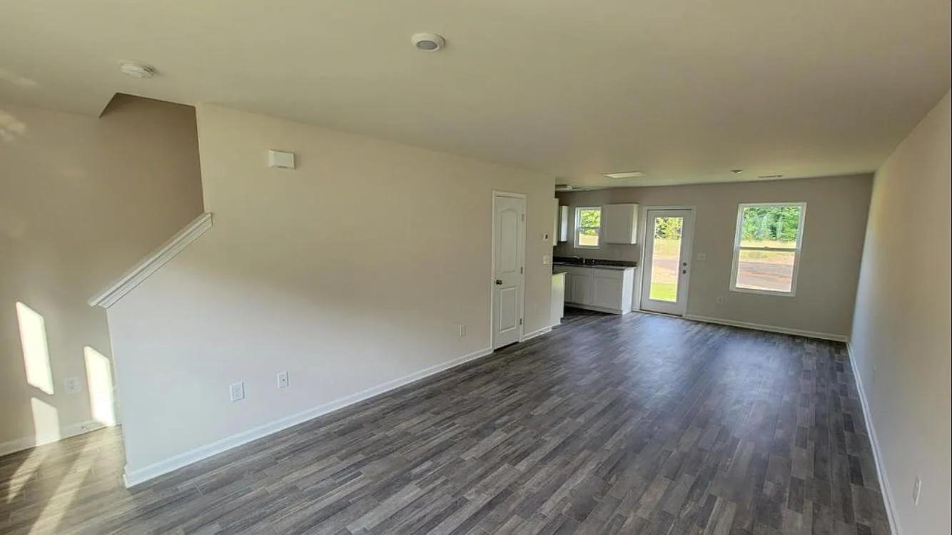174 Queens Cir — Photo 2