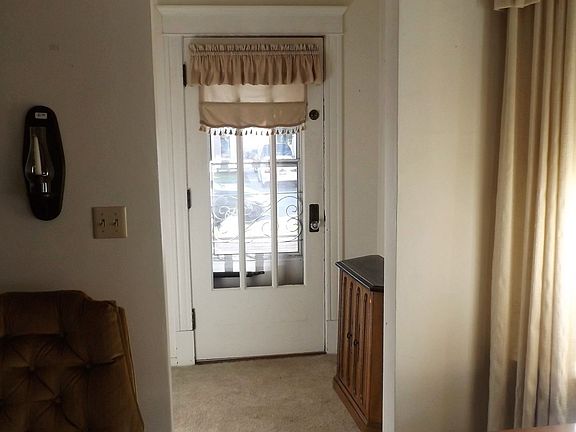 Front entrance (lower unit)