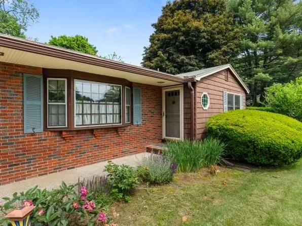 9 Graystone Dr, Danvers, MA 01923