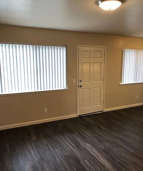 Shangri-La Apartments — Photo 16