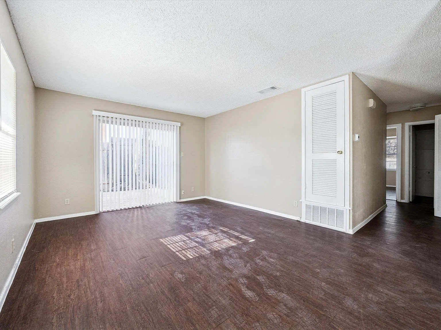 2 bed, 1.0 bath, 1082 sqft, $1,395 — Photo 2