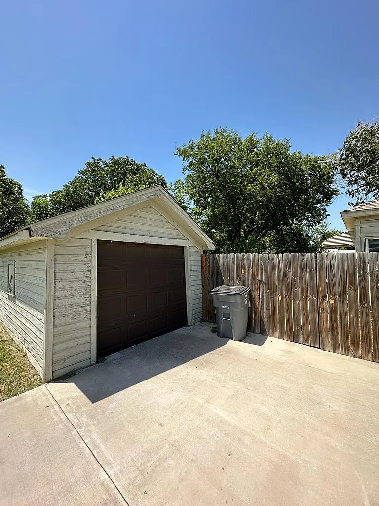 1602 NW 16th St - 12 — Photo 2