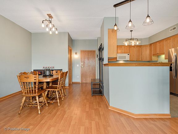 5th image of 900 Lee St Unit 405