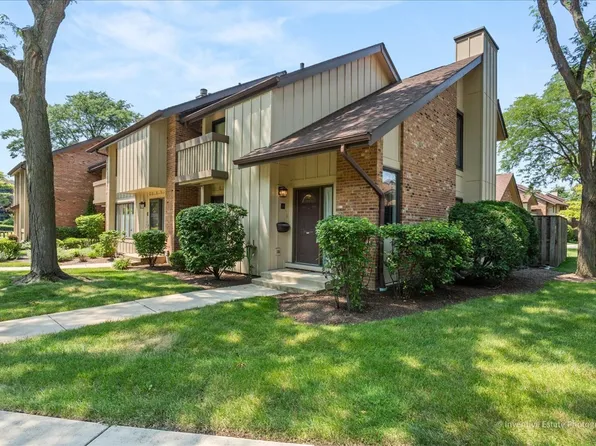 40 Kyle Ct, Willowbrook, IL 60527