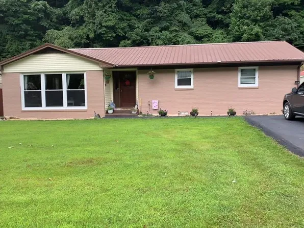1079 Highlawn Cir, Grundy, VA 24614