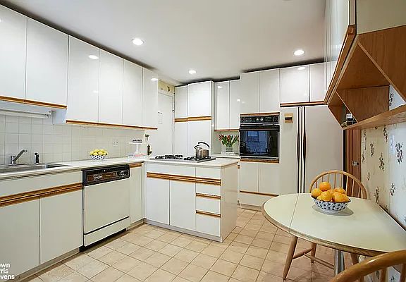 5th image of 390 Riverside Dr APT 6E