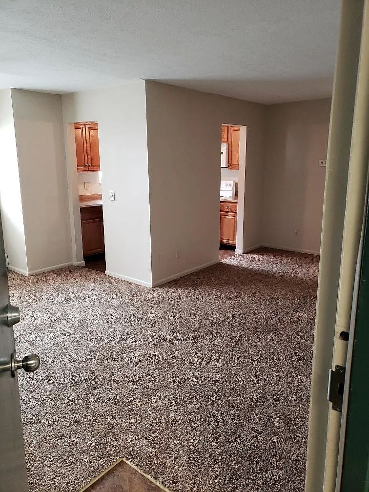 Riverside Court Apartments — Photo 1