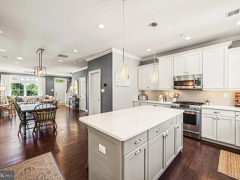 625 W Mulberry St — Photo 14