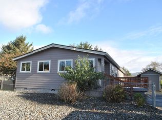 402 Smith Dr, Brookings, OR