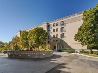 4757 Howard St APT 205, Skokie, IL 60076