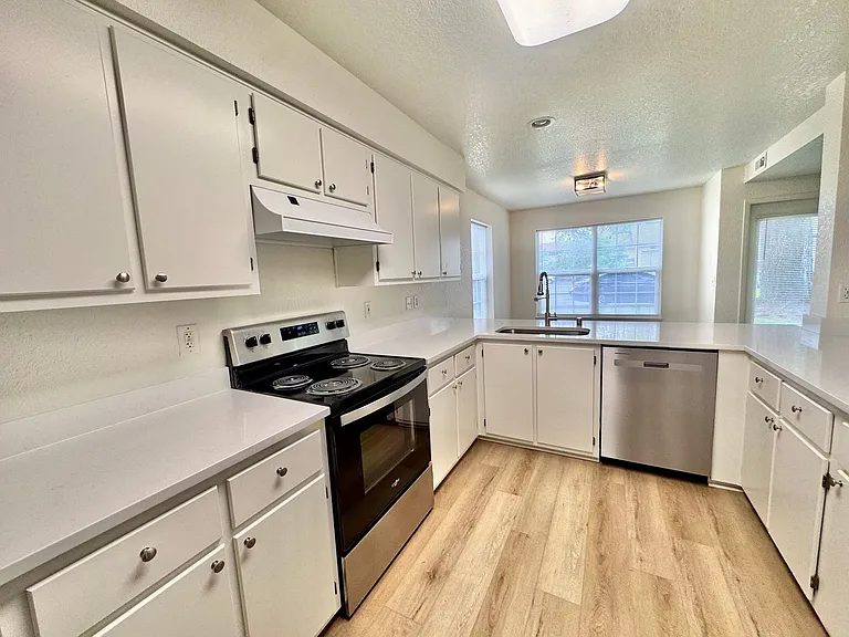 4701 NE 77th Ave #D-16 — Photo 8