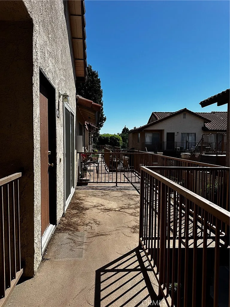 2 bed, 888 sqft, $2,200 — Photo 2