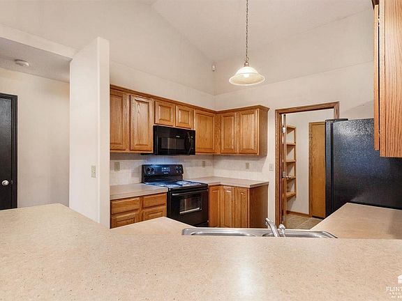 5th image of 903 Coyote Dr