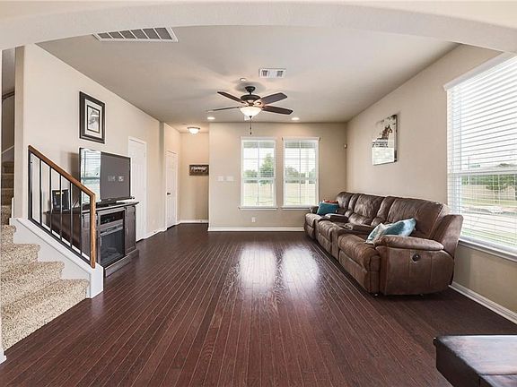 5th image of 1046 Lost Pines Ln