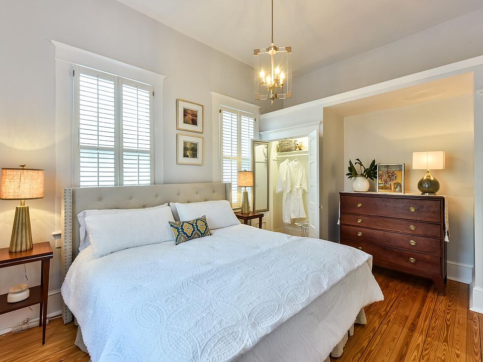 Master Bedroom w King Bed & 2 Closets