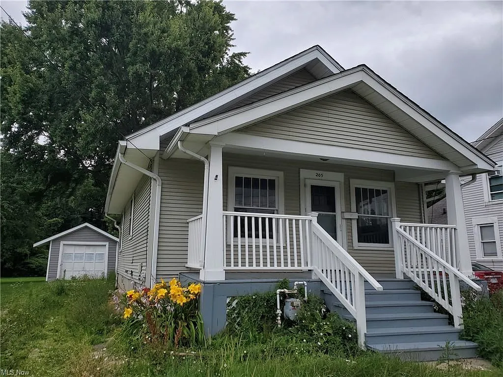 205 Woodlawn Ave photo 1