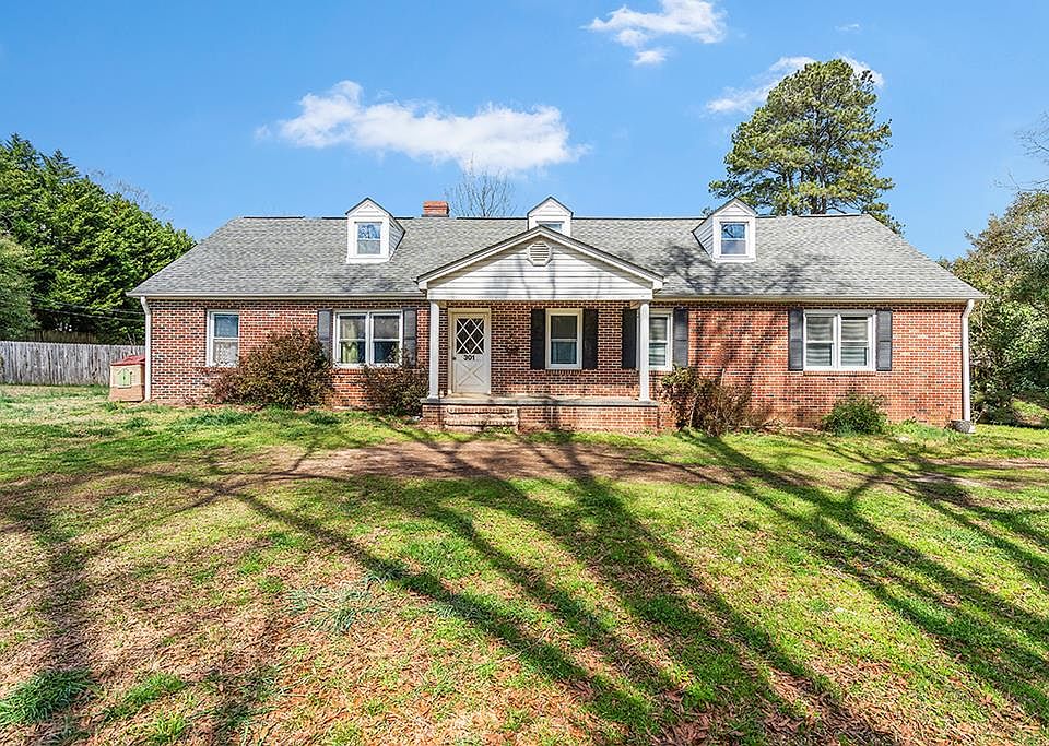1st image of 301 Hillcrest Dr