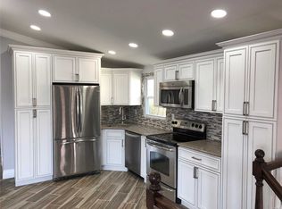 38 W Granada Ave, Lindenhurst, NY 11757