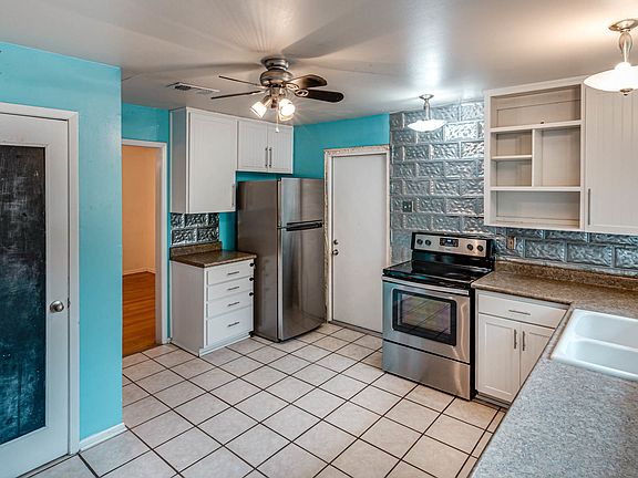 5th image of 215 Shannon Lee St