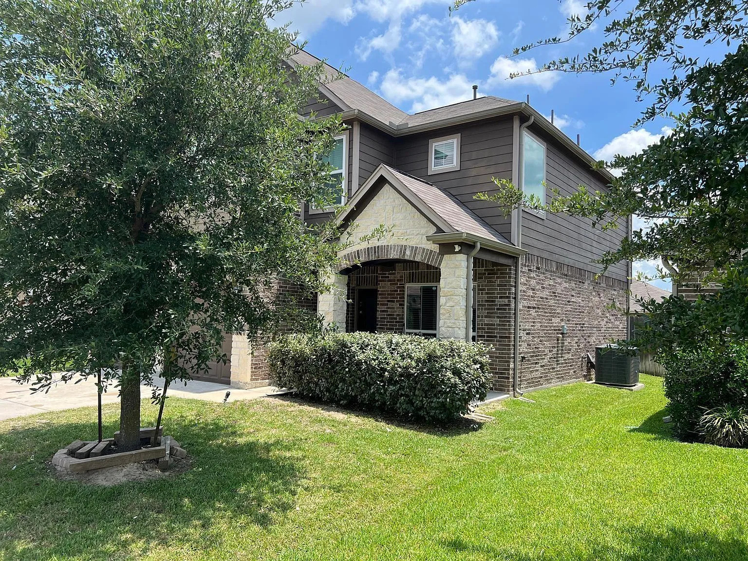 3 bed, 2.5 bath, 2224 sqft, $2,000 — Photo 3