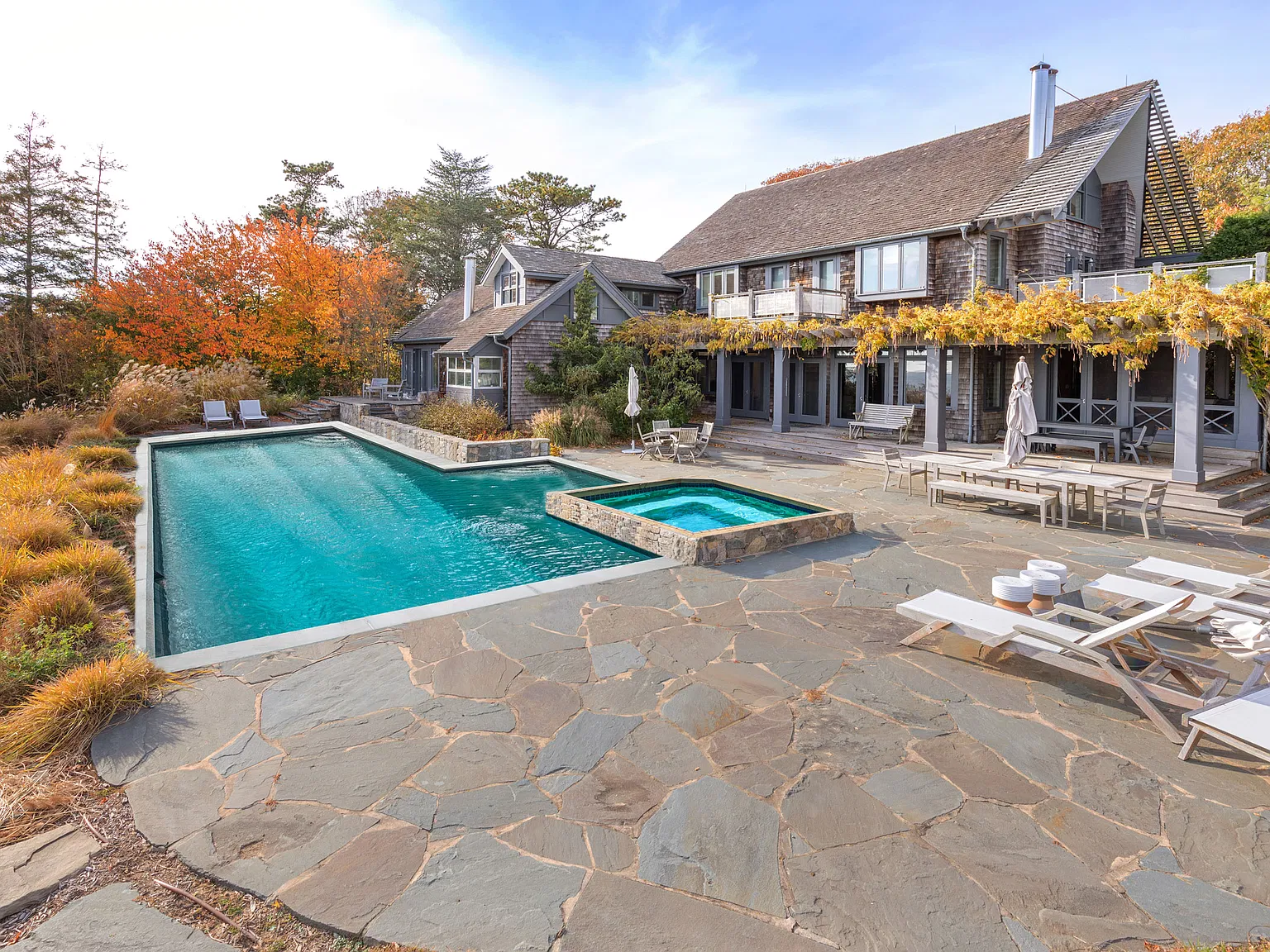 Stuning Bayview Home Southampton South! — Photo 1