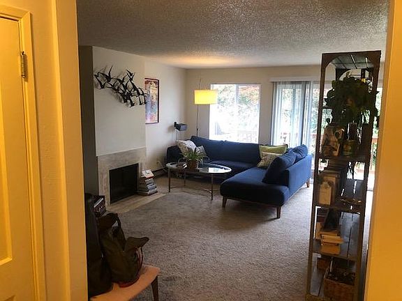 4th image of 2462 Canterbury Ln E