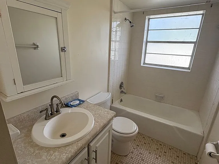 623 N Bay St #11 — Photo 4