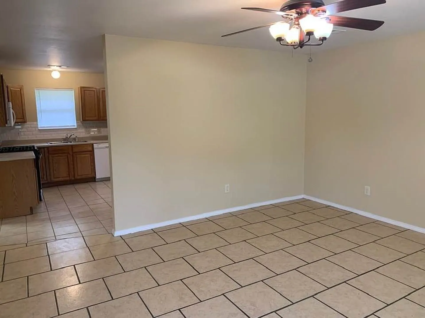 3 bedroom, 2 bath house — Photo 4
