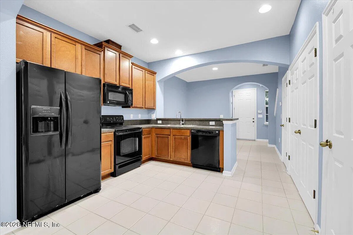 2 bed, 2.5 bath, 1327 sqft, $1,650 — Photo 1