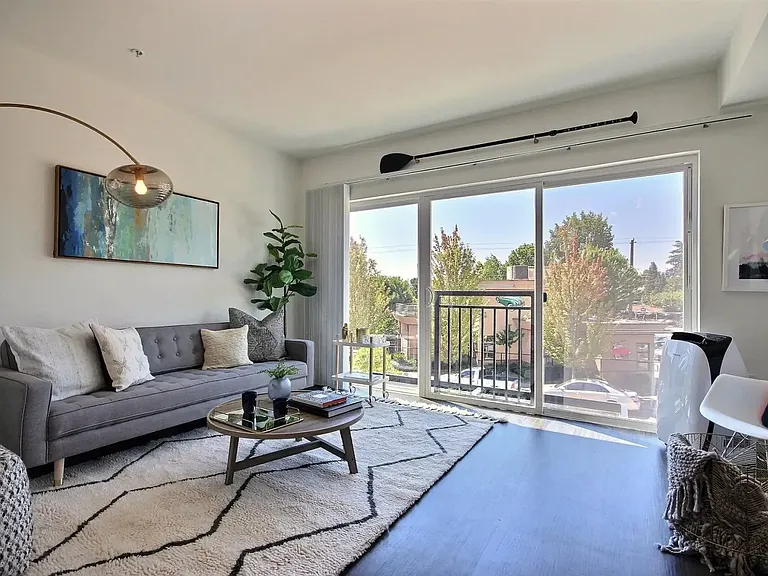 The Crew Apartments; A Green Lake Gem! — Photo 18