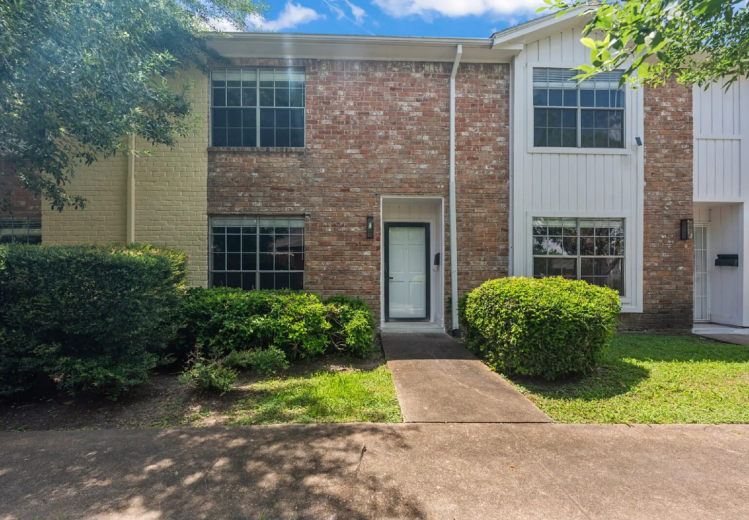 3 bed, 2.5 bath, 1600 sqft, $1,950 — Photo 1