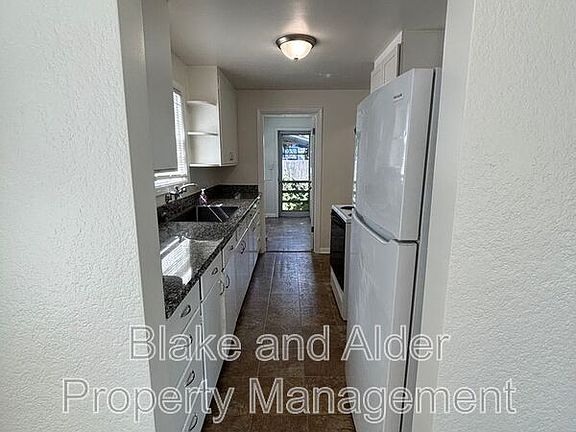 5th image of 656 Breys Ave NE