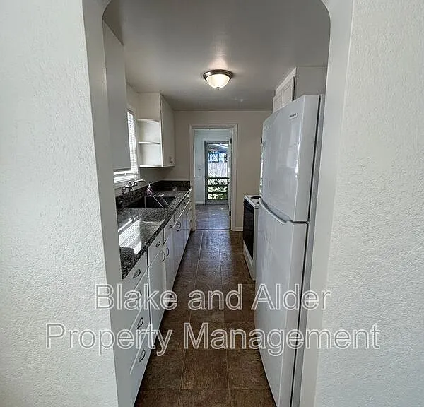656 Breys Ave NE — Photo 5