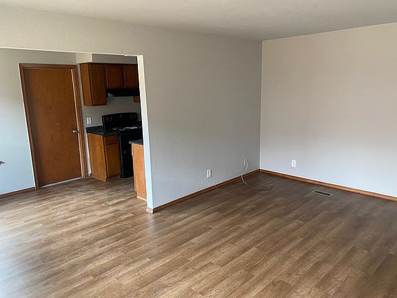 5th image of 2702-2704 E Pine Ave