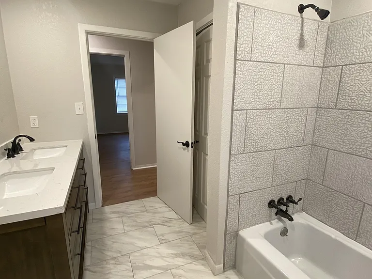 1610 W Frank St — Photo 10