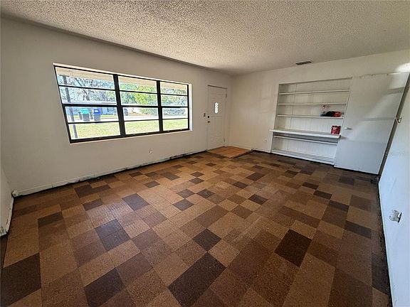 5th image of 917 Locust Ave