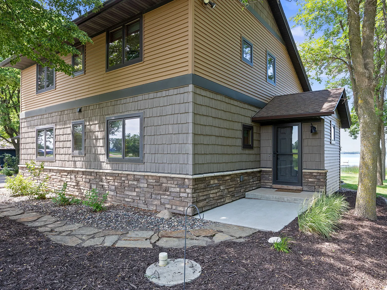 4 bed, 2000 sqft, $2,750 — Photo 2